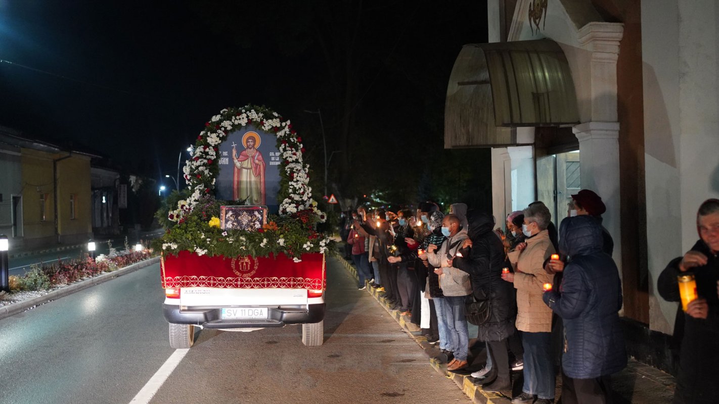 Sucevenii l-au așteptat pe Sfântul Ioan până noaptea târziu. „Ca noaptea de Paști a fost această seară” 187859