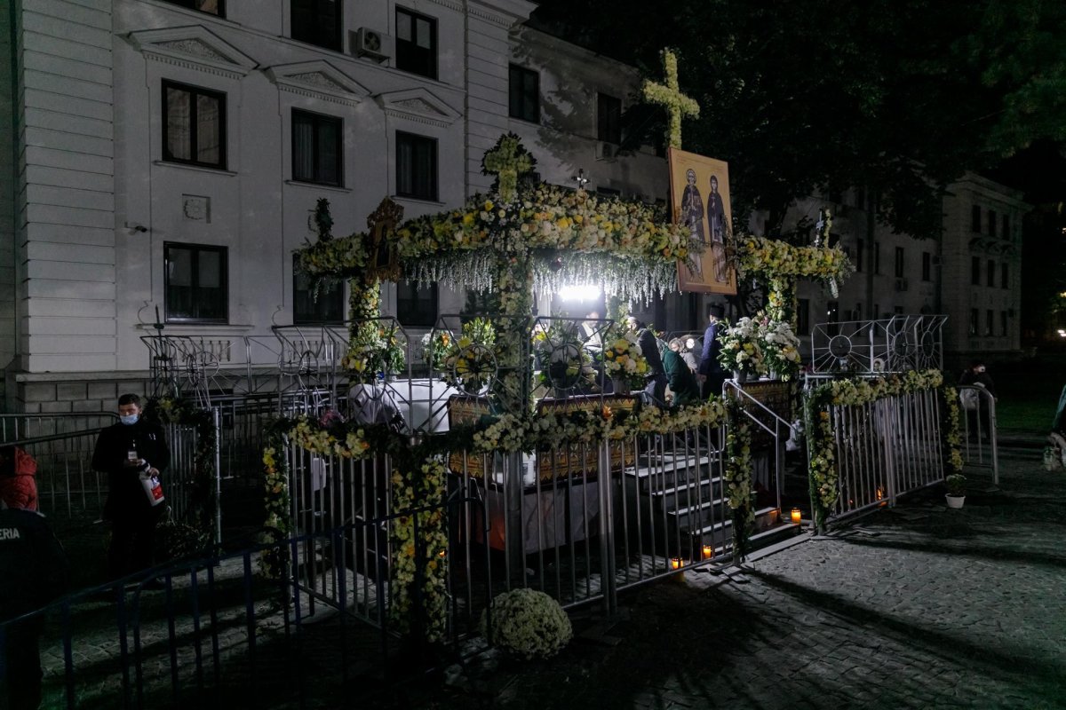 „Să duceţi mărturie în familie şi în cetate că Dumnezeu lucrează la Sfânta Parascheva”  188385