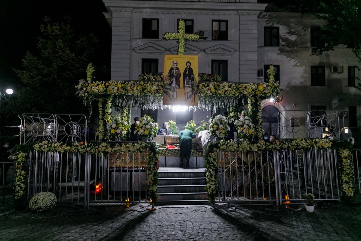 „Să duceţi mărturie în familie şi în cetate că Dumnezeu lucrează la Sfânta Parascheva”  188386