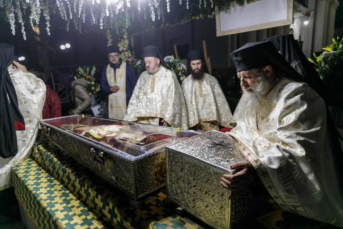 „Să duceţi mărturie în familie şi în cetate că Dumnezeu lucrează la Sfânta Parascheva”  188387