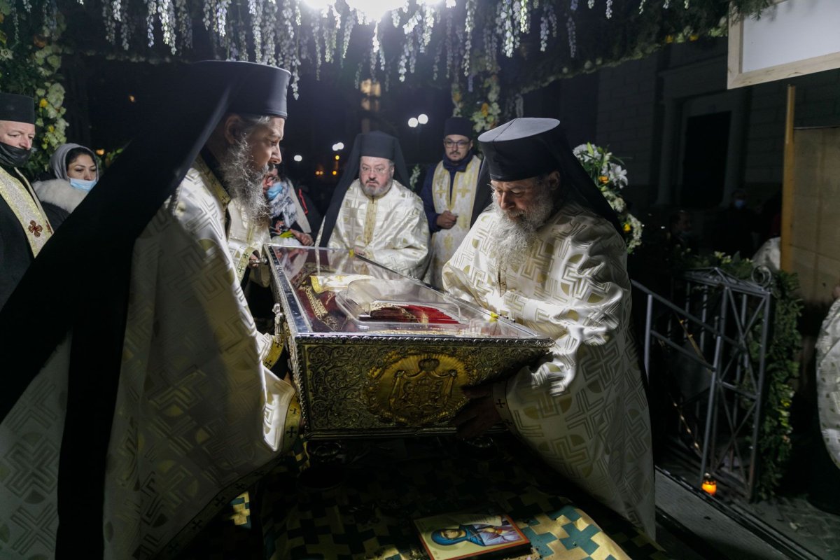 „Să duceţi mărturie în familie şi în cetate că Dumnezeu lucrează la Sfânta Parascheva”  188388