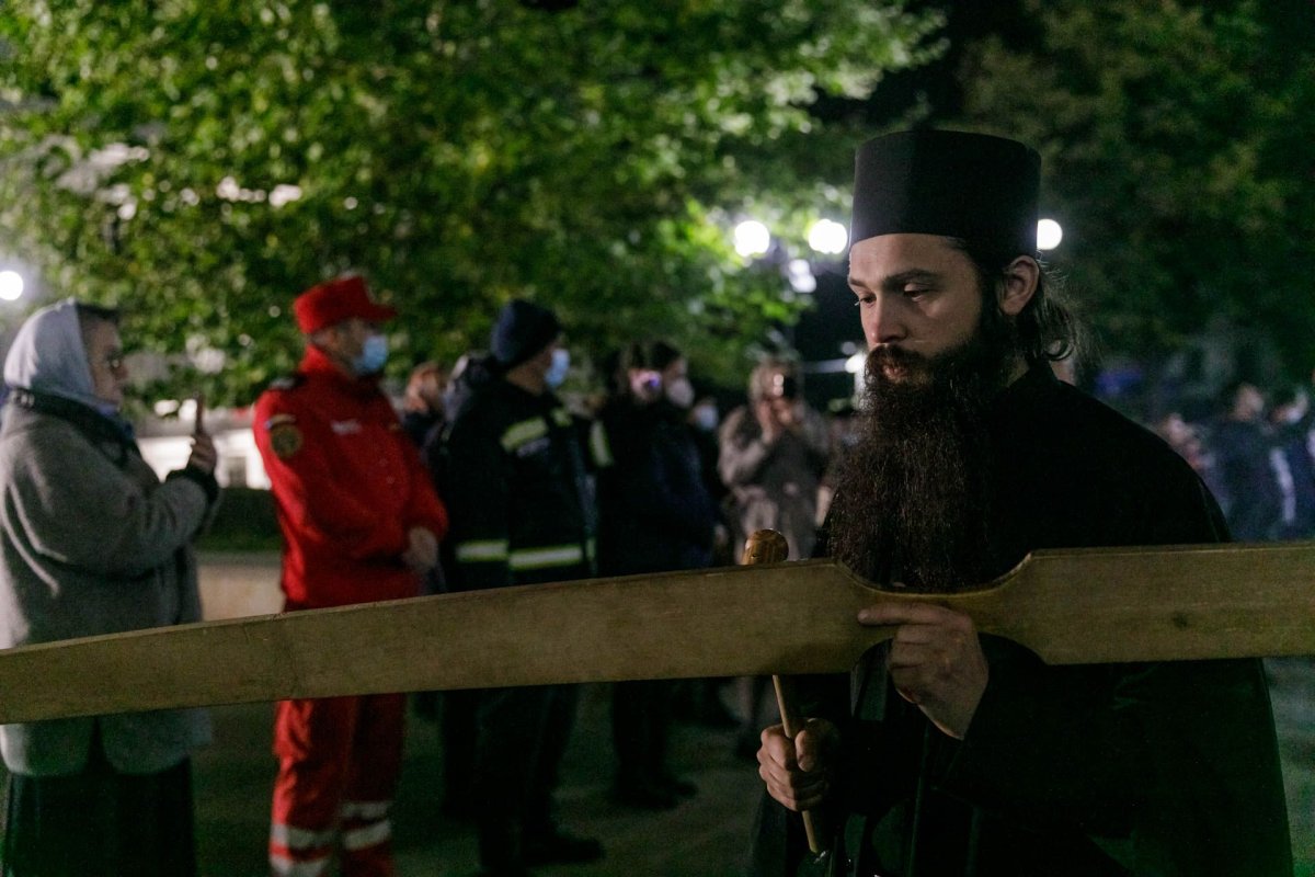 „Să duceţi mărturie în familie şi în cetate că Dumnezeu lucrează la Sfânta Parascheva”  188389