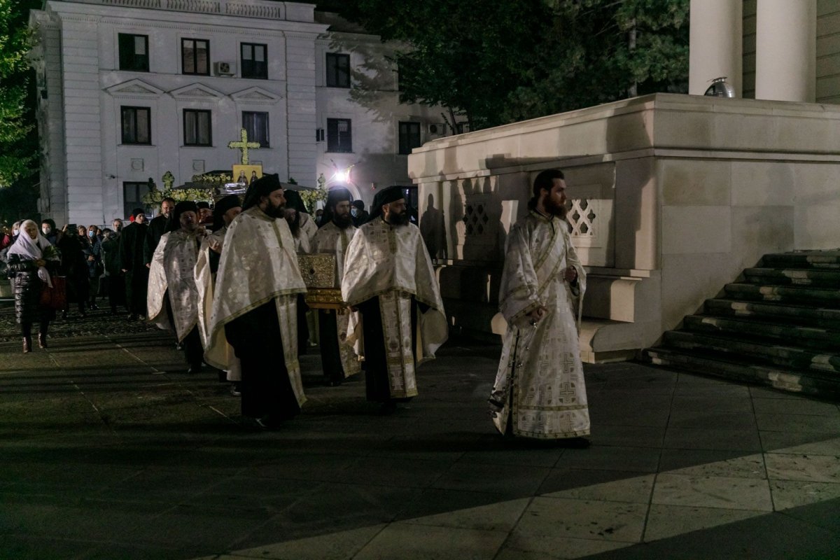 „Să duceţi mărturie în familie şi în cetate că Dumnezeu lucrează la Sfânta Parascheva”  188390