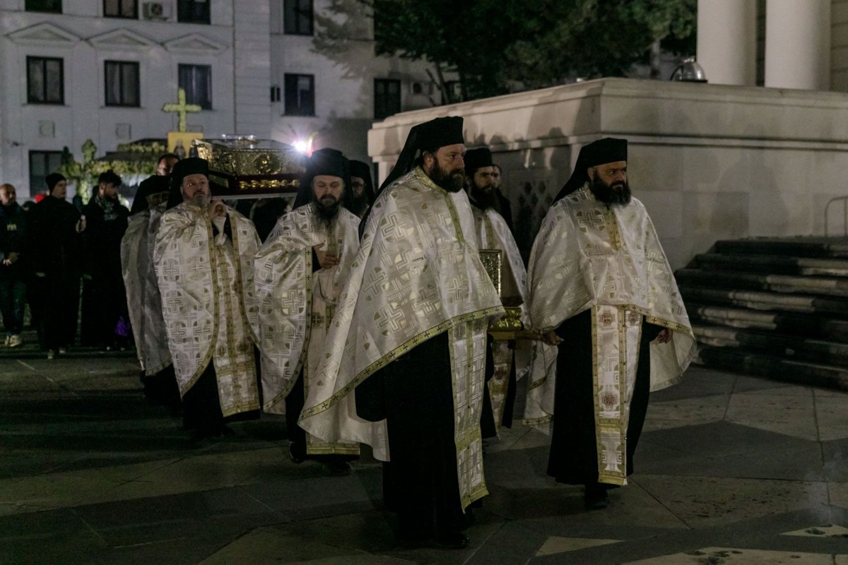 „Să duceţi mărturie în familie şi în cetate că Dumnezeu lucrează la Sfânta Parascheva”  188391