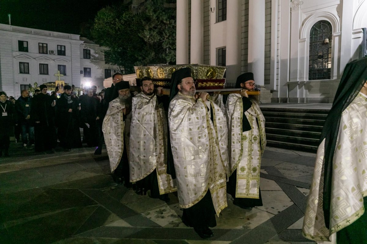 „Să duceţi mărturie în familie şi în cetate că Dumnezeu lucrează la Sfânta Parascheva”  188392