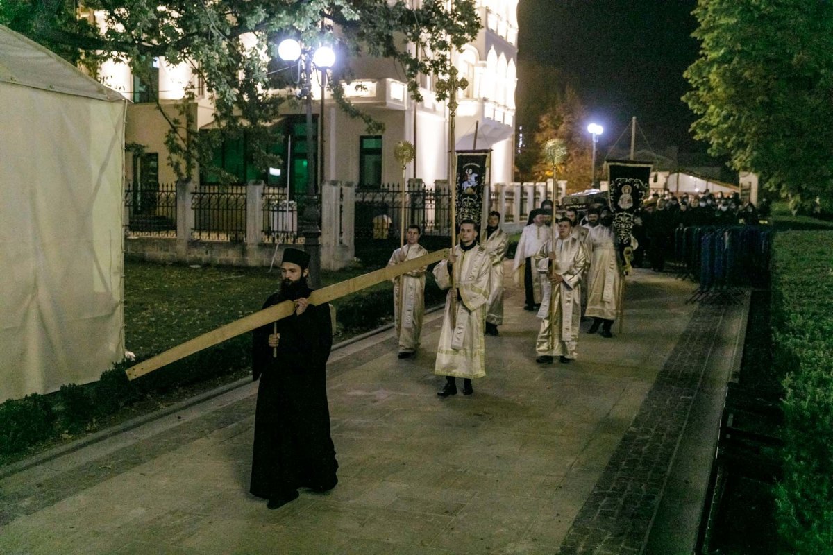 „Să duceţi mărturie în familie şi în cetate că Dumnezeu lucrează la Sfânta Parascheva”  188394