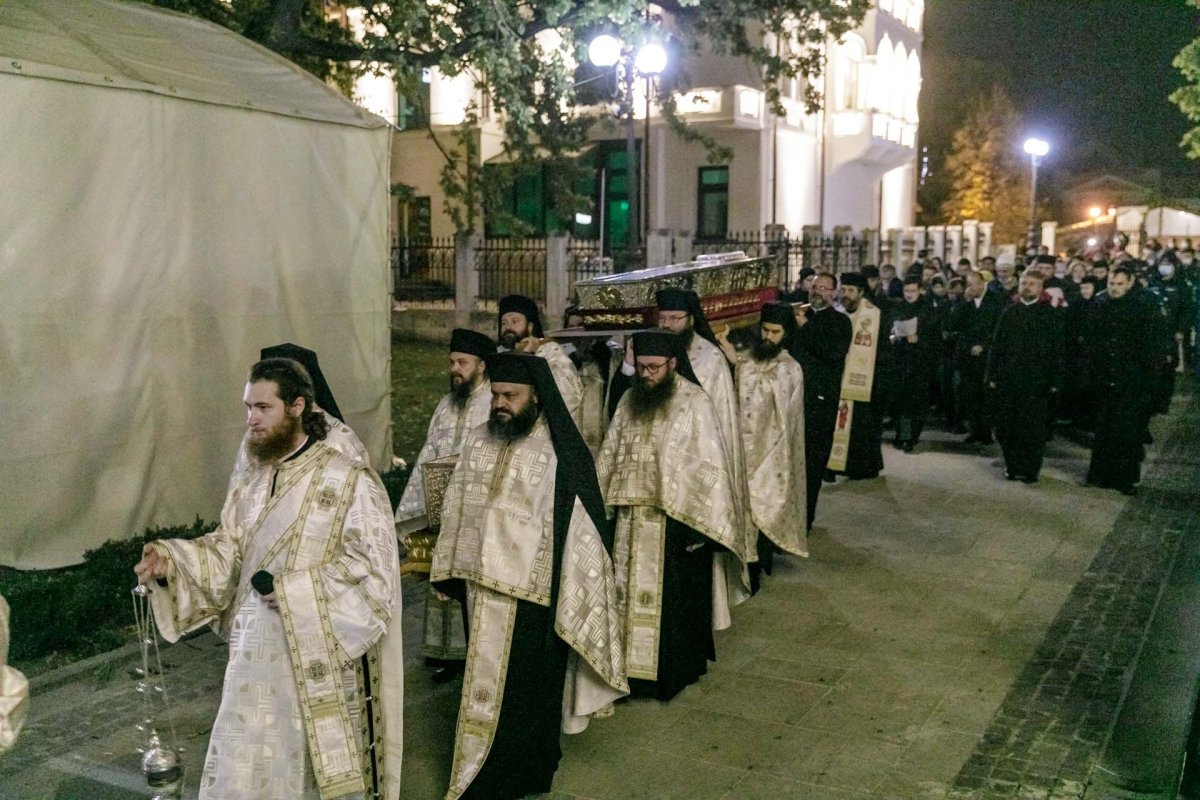 „Să duceţi mărturie în familie şi în cetate că Dumnezeu lucrează la Sfânta Parascheva”  188395