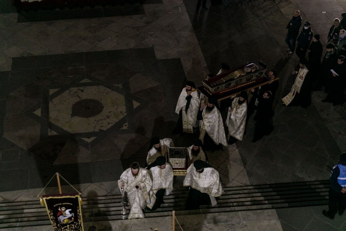 „Să duceţi mărturie în familie şi în cetate că Dumnezeu lucrează la Sfânta Parascheva”  188396