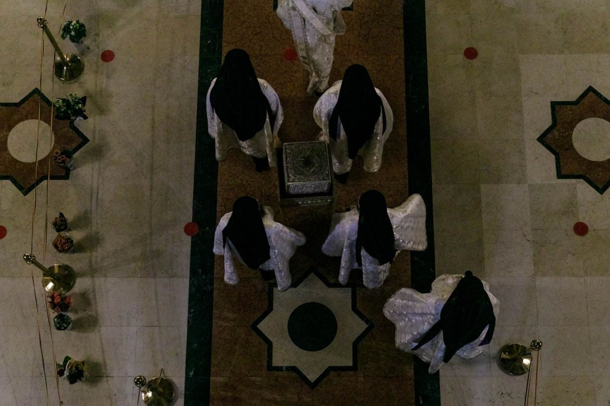 „Să duceţi mărturie în familie şi în cetate că Dumnezeu lucrează la Sfânta Parascheva”  188397