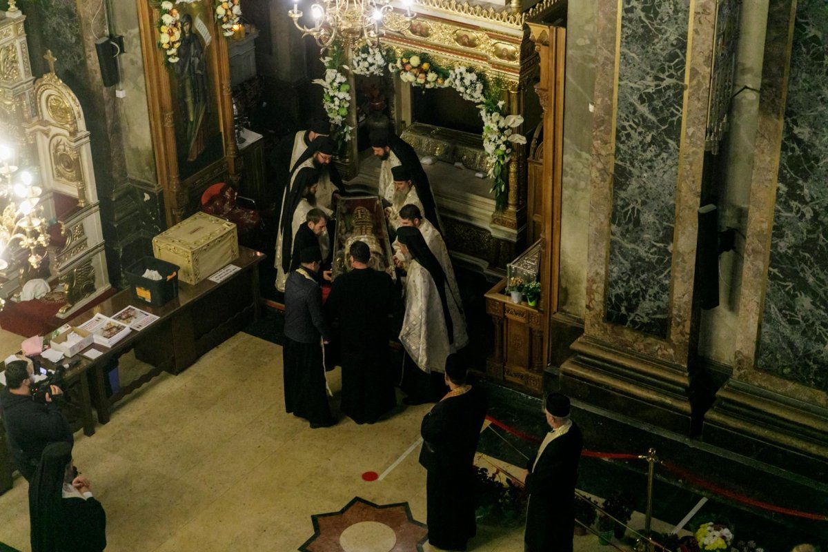 „Să duceţi mărturie în familie şi în cetate că Dumnezeu lucrează la Sfânta Parascheva”  188399