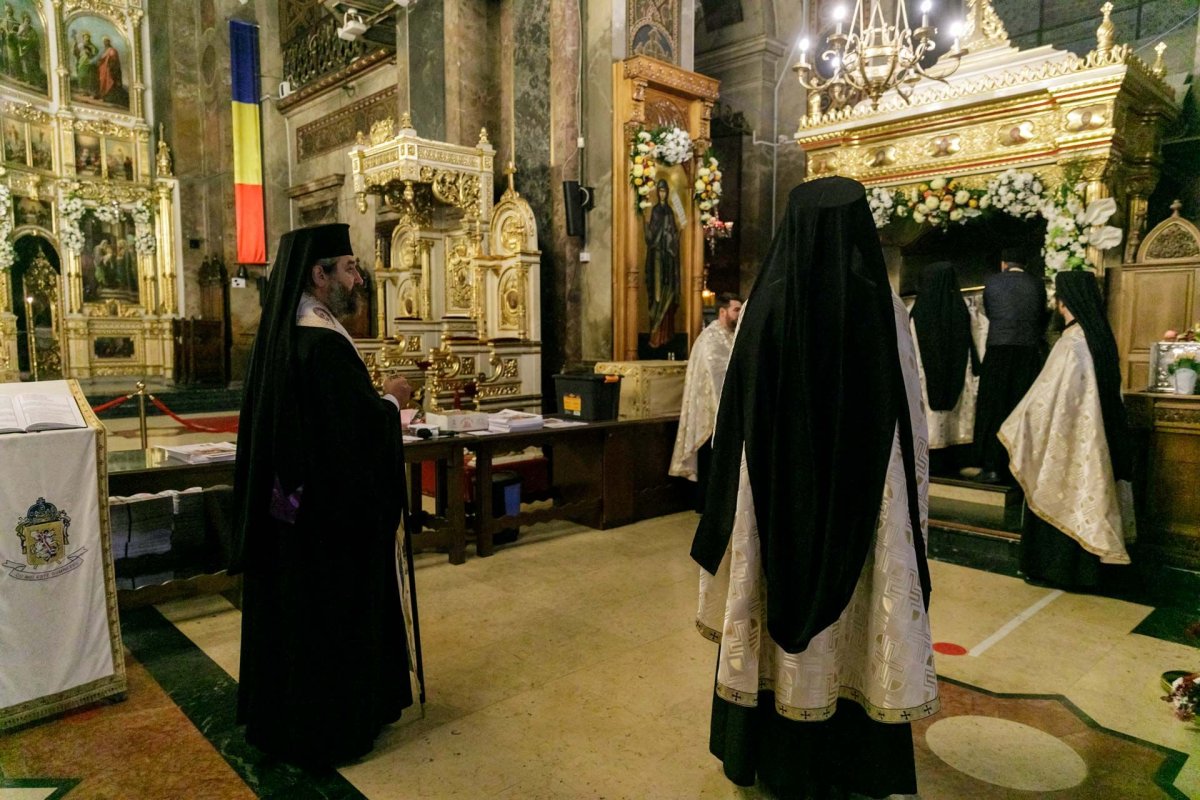 „Să duceţi mărturie în familie şi în cetate că Dumnezeu lucrează la Sfânta Parascheva”  188400