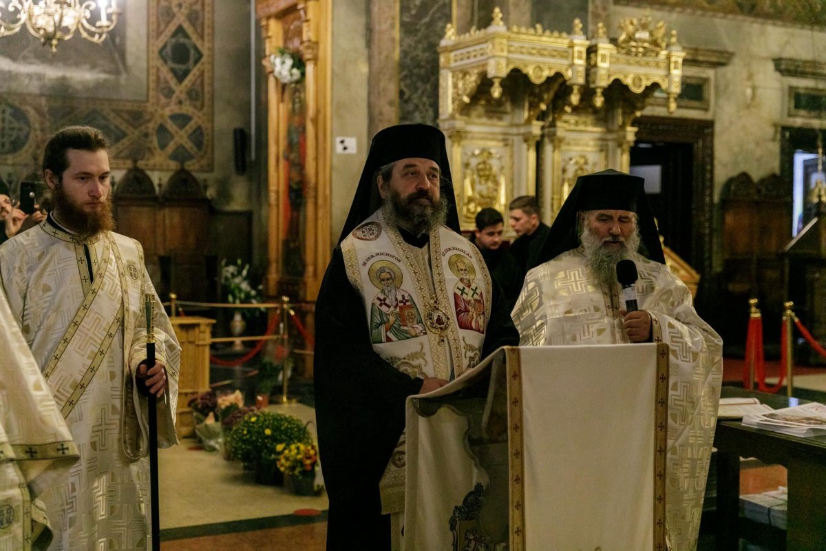 „Să duceţi mărturie în familie şi în cetate că Dumnezeu lucrează la Sfânta Parascheva”  188403