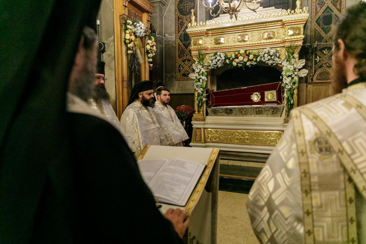 „Să duceţi mărturie în familie şi în cetate că Dumnezeu lucrează la Sfânta Parascheva”  188404