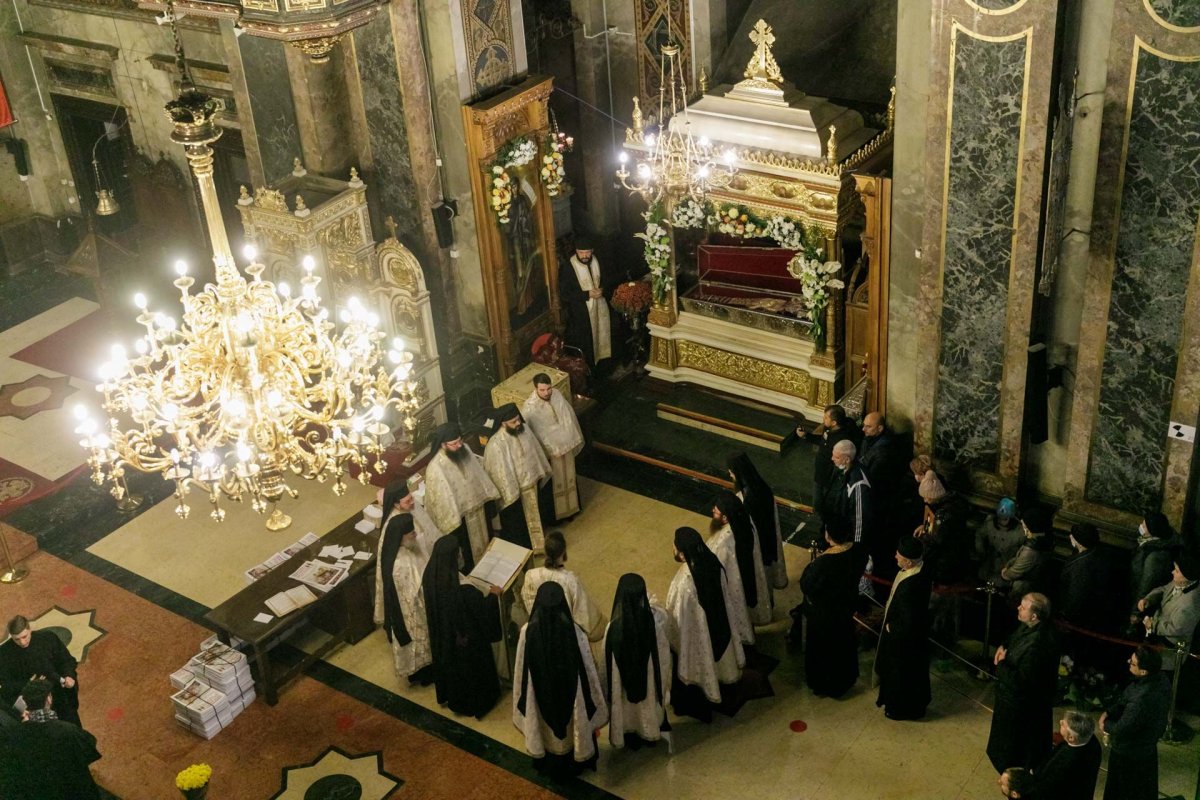 „Să duceţi mărturie în familie şi în cetate că Dumnezeu lucrează la Sfânta Parascheva”  188405