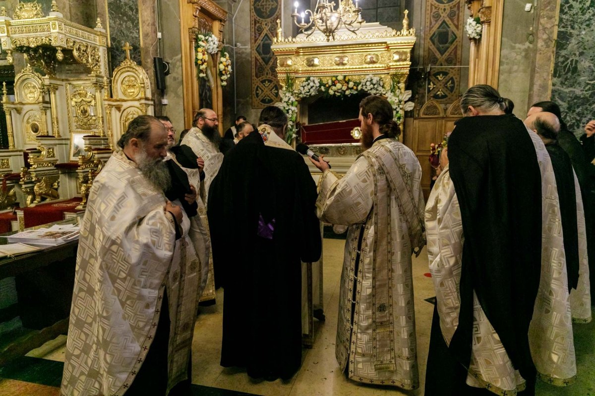 „Să duceţi mărturie în familie şi în cetate că Dumnezeu lucrează la Sfânta Parascheva”  188406