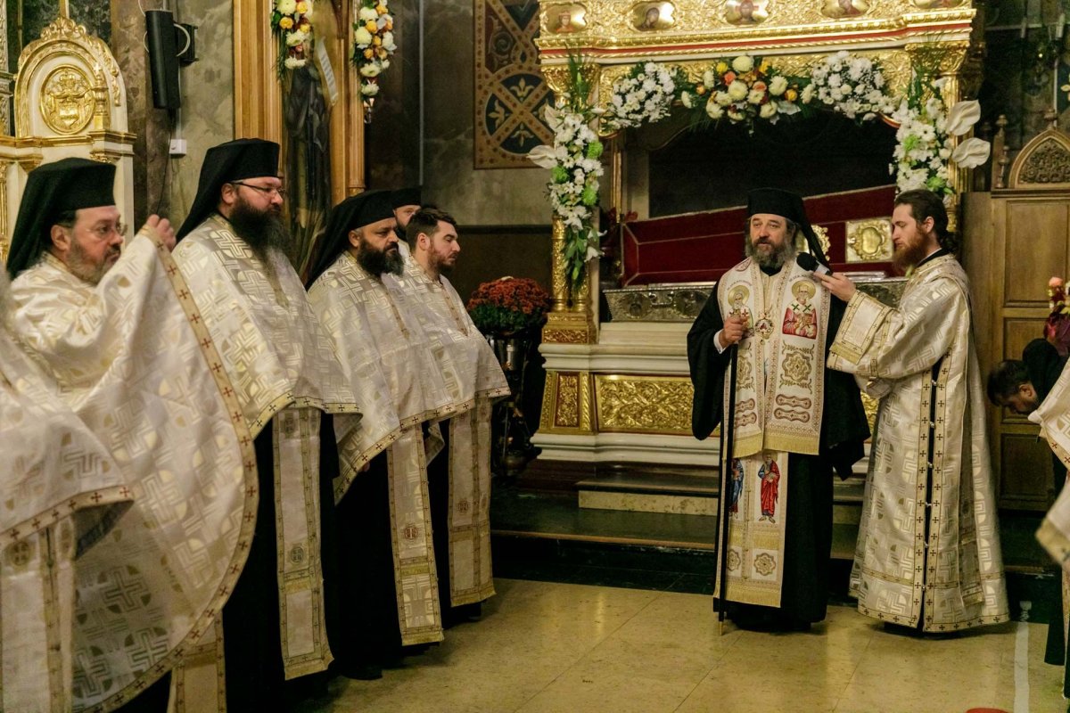 „Să duceţi mărturie în familie şi în cetate că Dumnezeu lucrează la Sfânta Parascheva”  188407