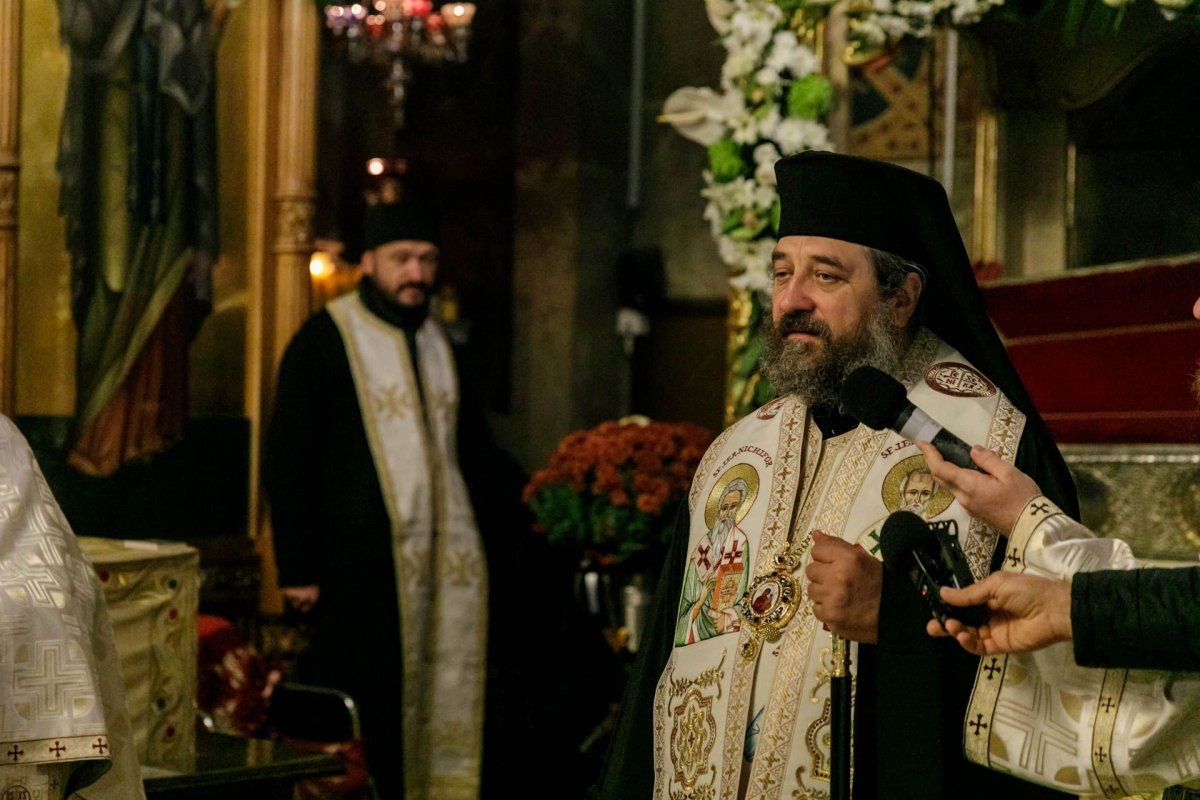 „Să duceţi mărturie în familie şi în cetate că Dumnezeu lucrează la Sfânta Parascheva”  188408