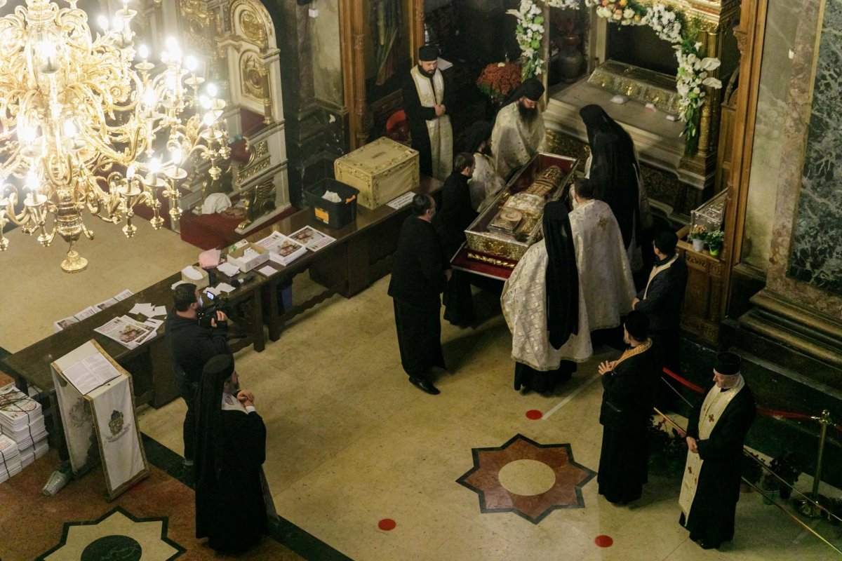 „Să duceţi mărturie în familie şi în cetate că Dumnezeu lucrează la Sfânta Parascheva”  188410