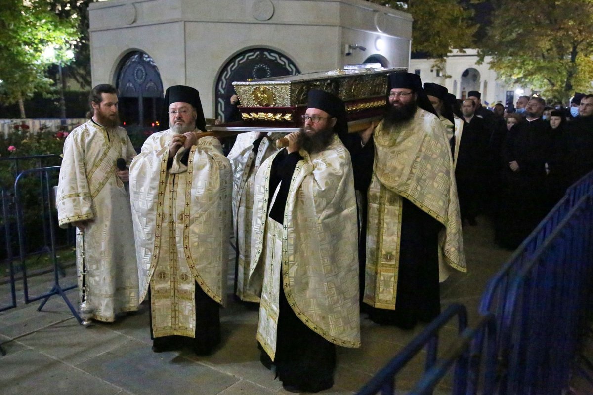 „Să duceţi mărturie în familie şi în cetate că Dumnezeu lucrează la Sfânta Parascheva”  188411