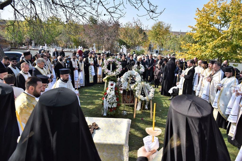 Doamna Tasia Nica, mama PS Părinte Emilian Crișanul, a fost înmormântată la Berezeni, Huși 188694