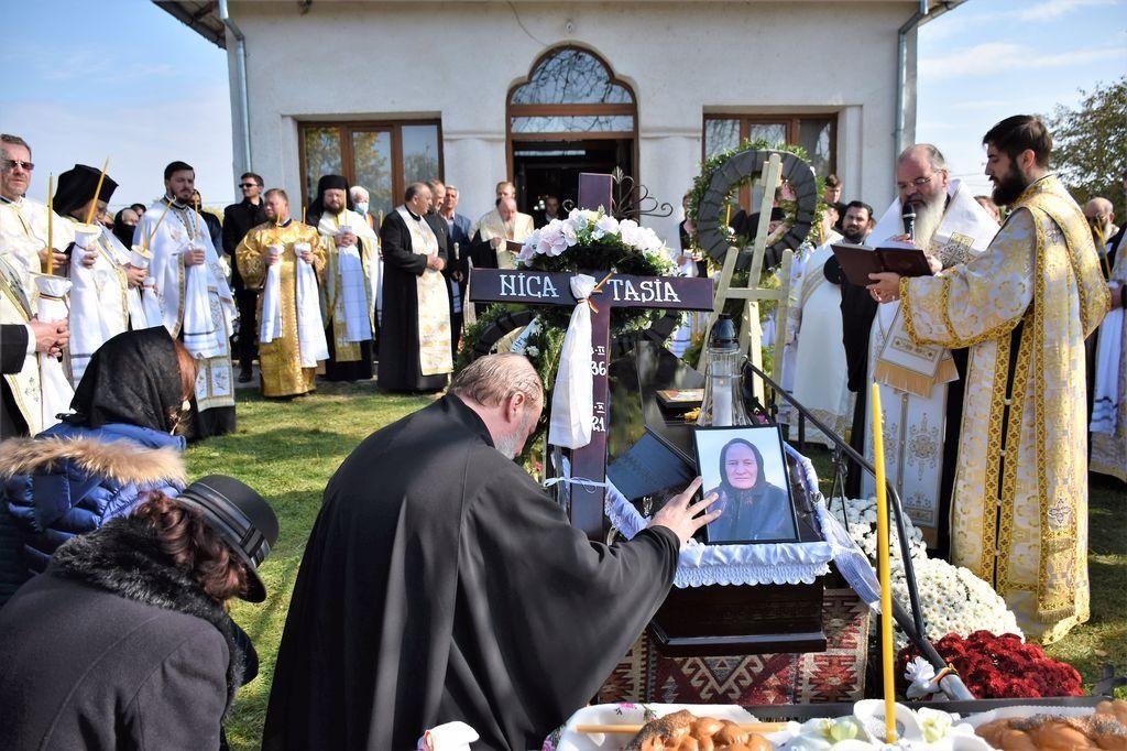 Doamna Tasia Nica, mama PS Părinte Emilian Crișanul, a fost înmormântată la Berezeni, Huși 188695