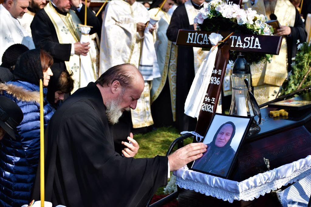 Doamna Tasia Nica, mama PS Părinte Emilian Crișanul, a fost înmormântată la Berezeni, Huși 188696