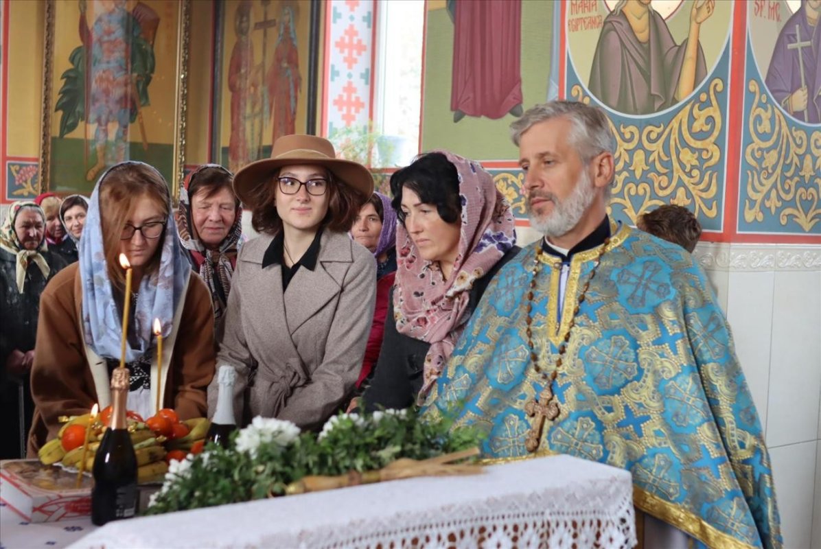 Hramul Parohiei Vălcineț sărbătorit prin Sfânta Liturghie arhierească 189016