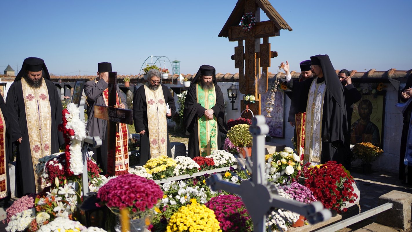 Părintele protosinghel David Oprea pomenit la parastasul de 40 de zile 190505