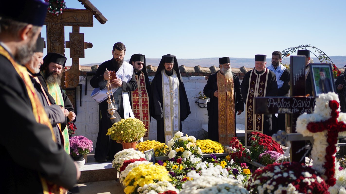 Părintele protosinghel David Oprea pomenit la parastasul de 40 de zile 190508