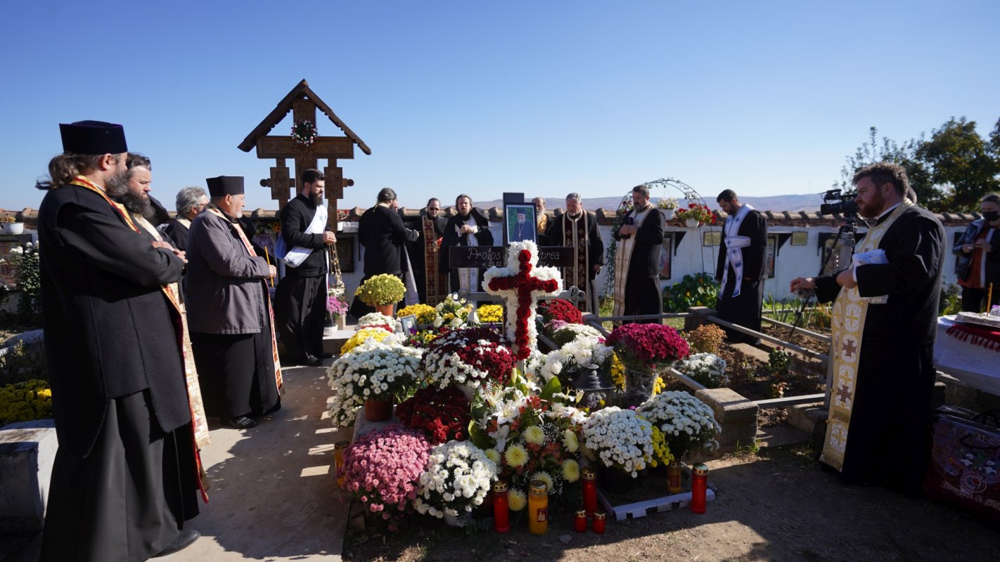 Părintele protosinghel David Oprea pomenit la parastasul de 40 de zile 190513