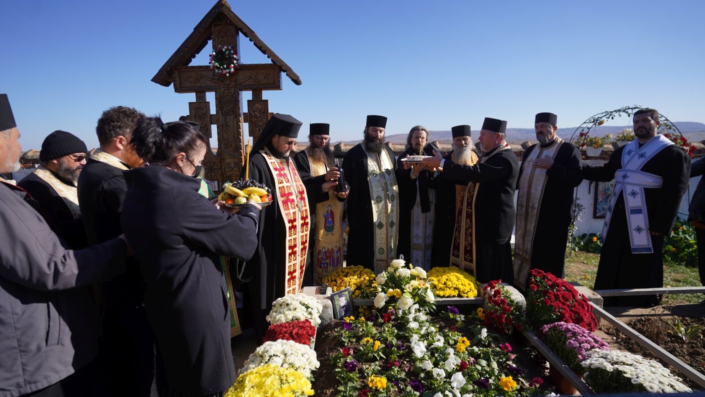 Părintele protosinghel David Oprea pomenit la parastasul de 40 de zile 190516