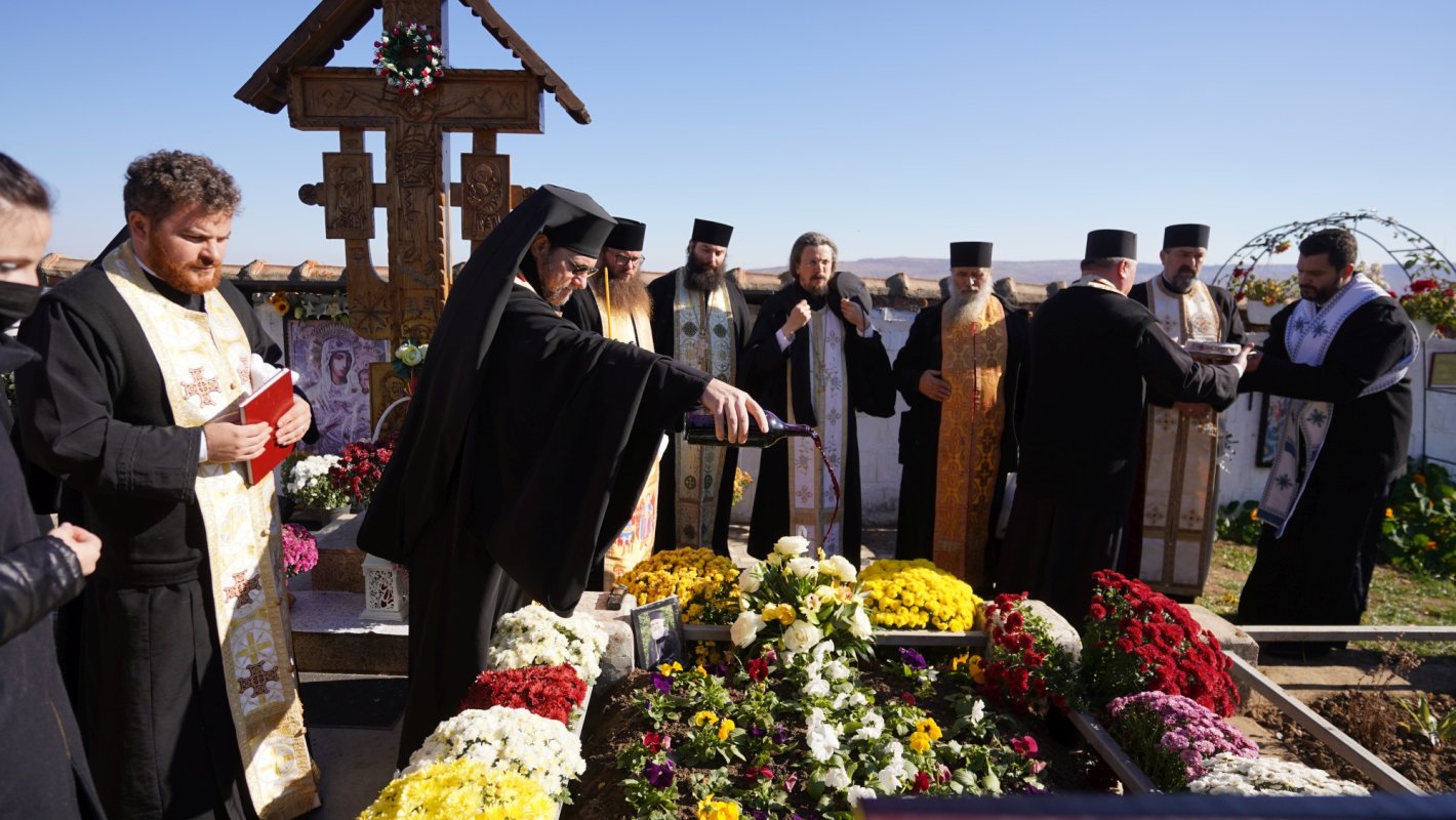 Părintele protosinghel David Oprea pomenit la parastasul de 40 de zile 190517