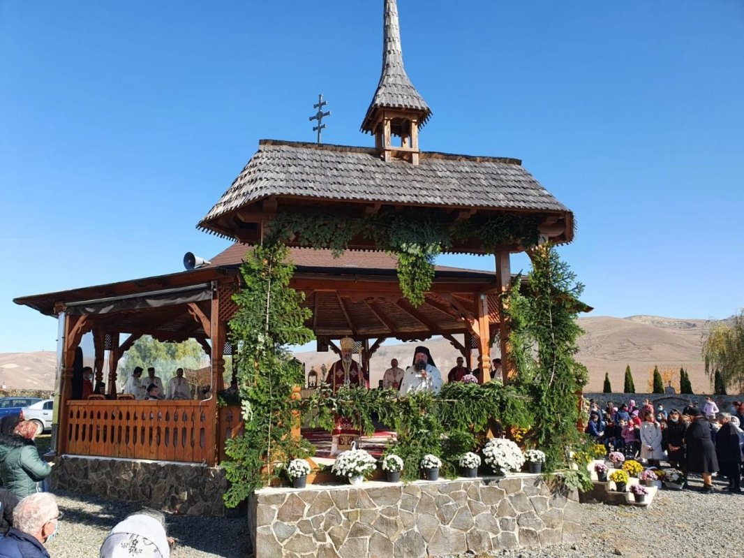 Slujire arhierească la hramul Mănăstirii Dumbrava, judeţul Alba 190618