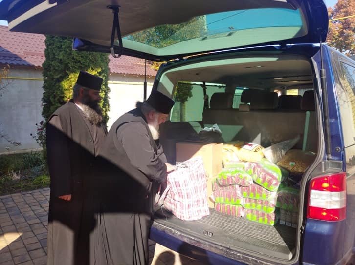 Daruri de la Mănăstirea Hadâmbu: „Părintele stareț aduce multă bucurie în casele basarabenilor nevoiaşi” 191060