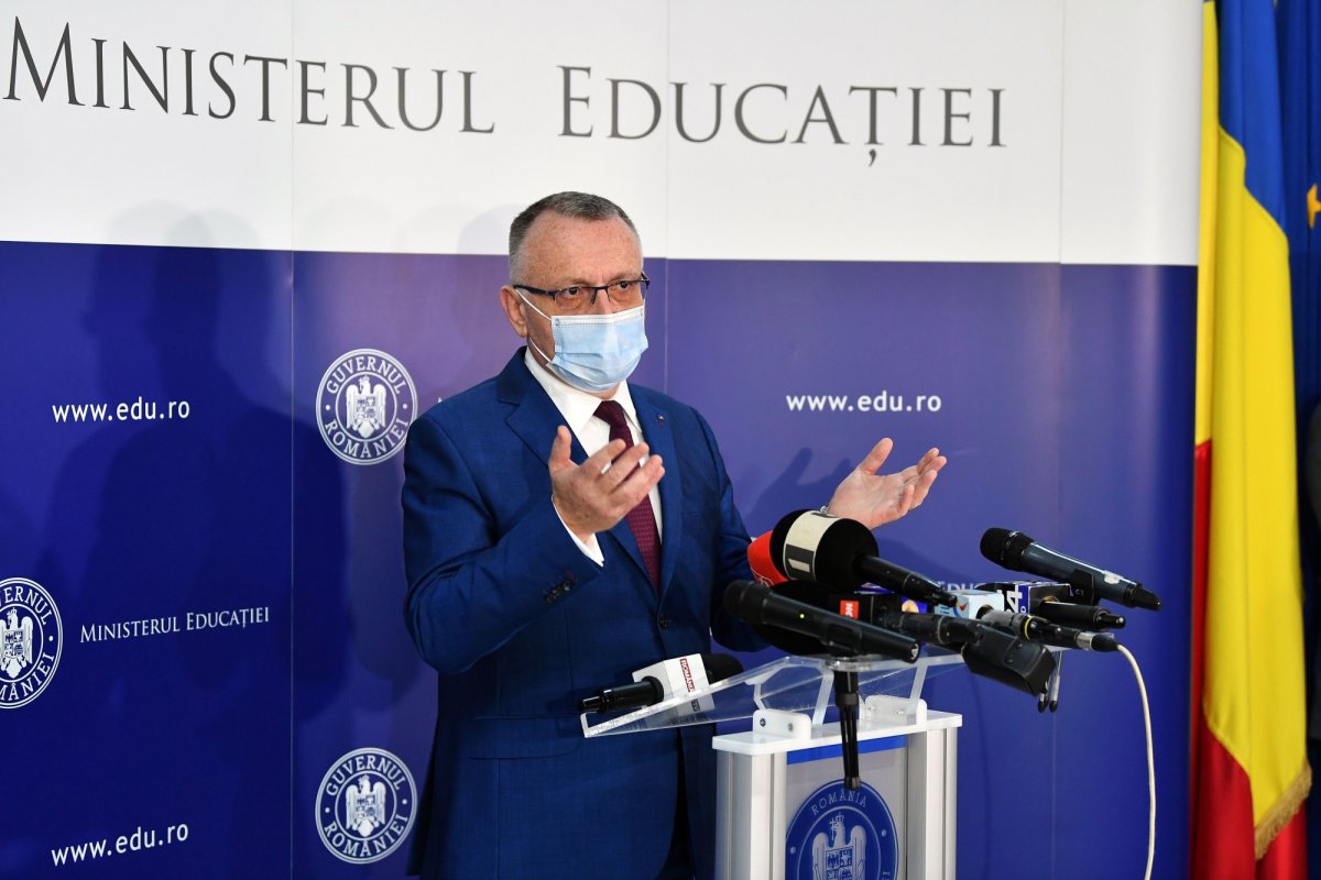 Teze mai puţine şi medii încheiate cu minimum de note 191630