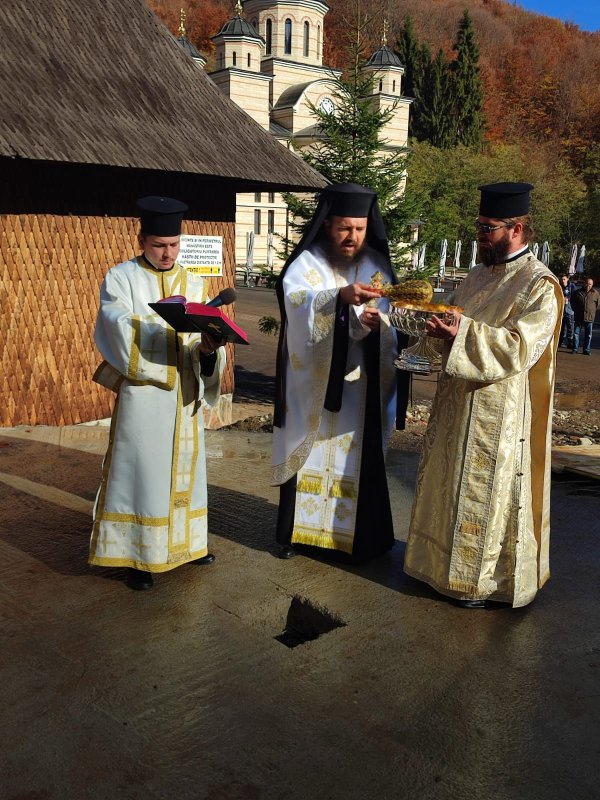 Piatră de temelie pentru un nou sfânt lăcaș la Mănăstirea Izbuc 191823