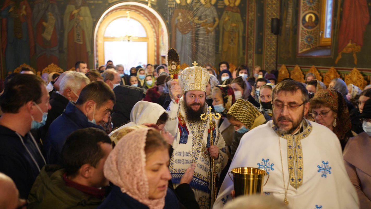 Hramul Bisericii „Sfinții Arhangheli  Mihail și Gavriil” din Gura Humorului 192086