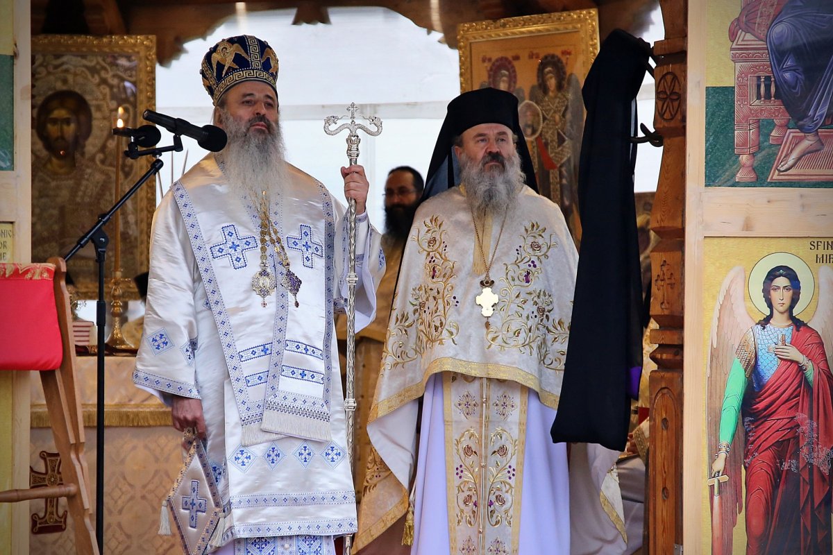 Mănăstirea nemțeană Petru Vodă și-a sărbătorit ocrotitorii 191955