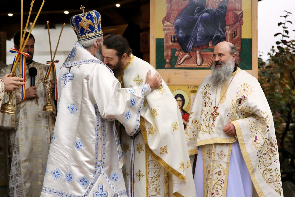 Mănăstirea nemțeană Petru Vodă și-a sărbătorit ocrotitorii 191958