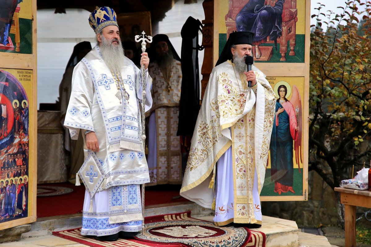 Mănăstirea nemțeană Petru Vodă și-a sărbătorit ocrotitorii 191959