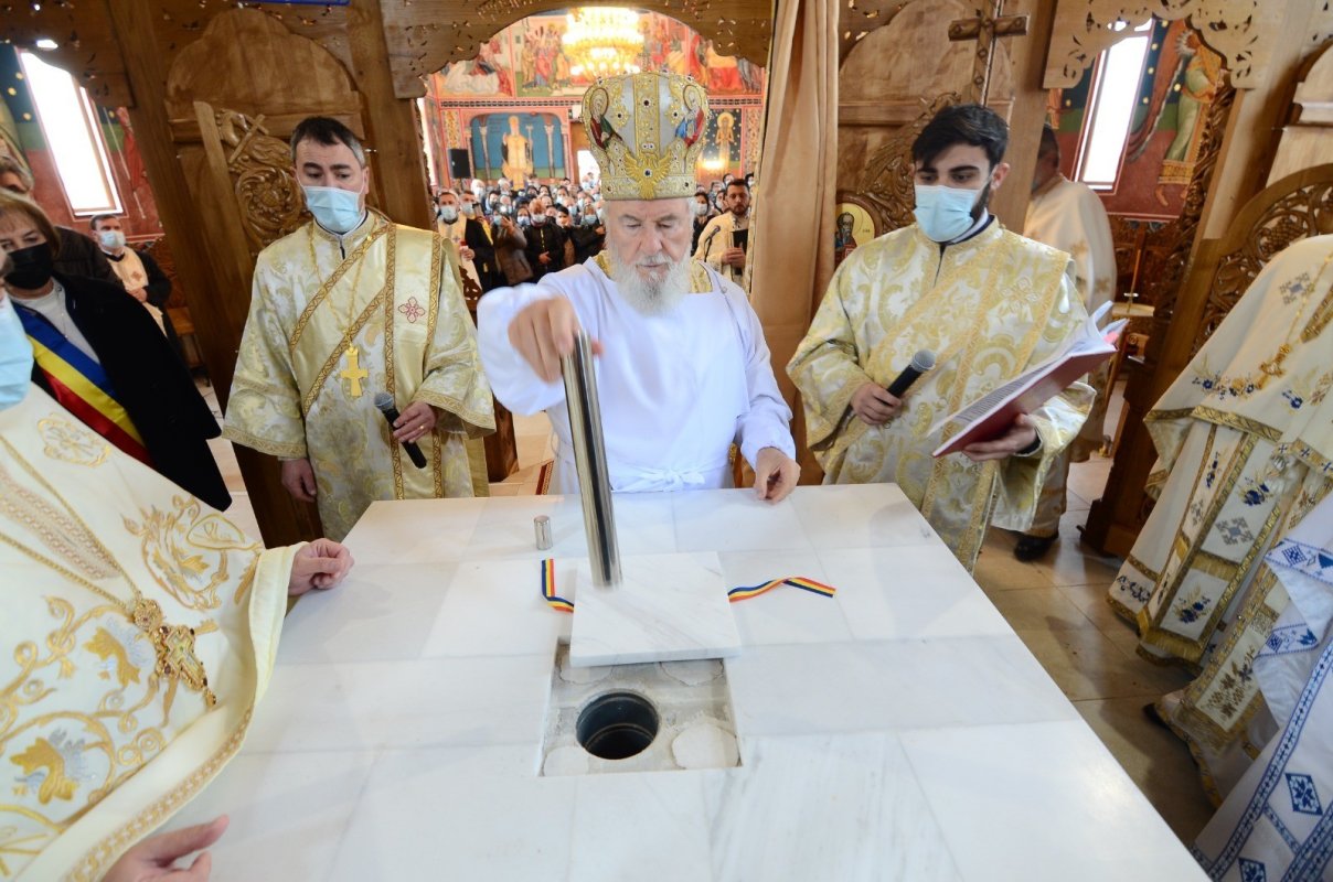 A fost târnosită biserica Parohiei Ilfoveni din judeţul Dâmboviţa 192167