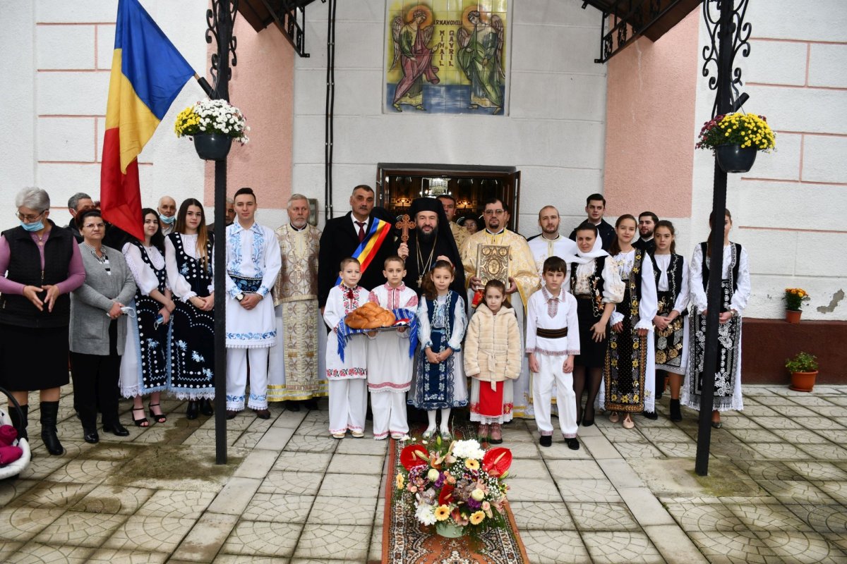 Slujiri şi binecuvântări arhiereşti în Episcopia Caransebeşului 192284