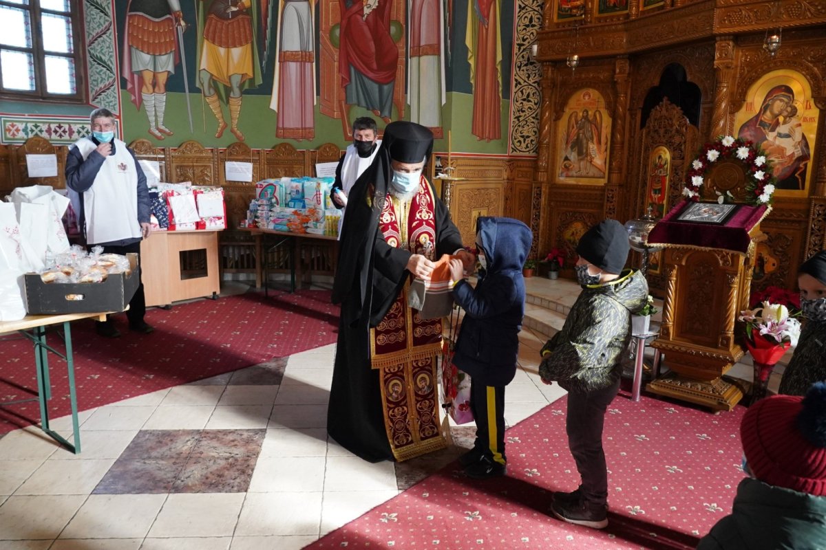 Liturghie şi filantropie la Biserica „Sfântul Mina” din Galaţi 192472