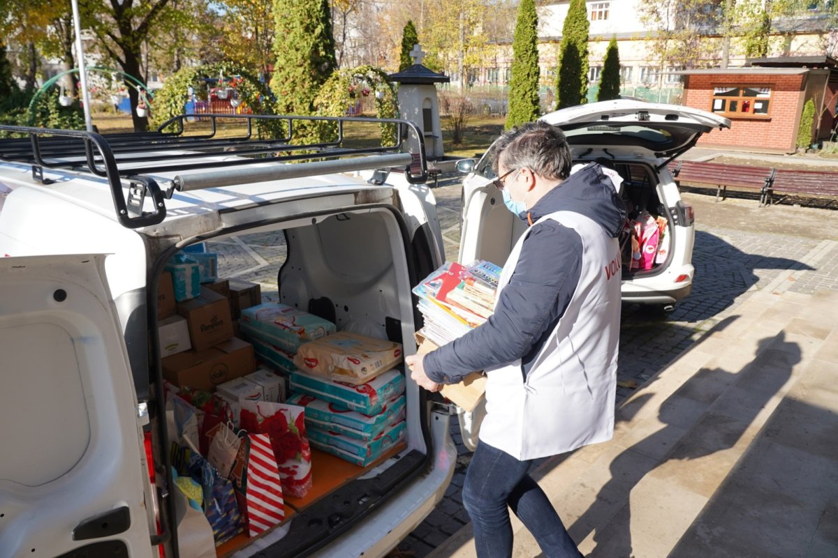 Liturghie şi filantropie la Biserica „Sfântul Mina” din Galaţi 192473
