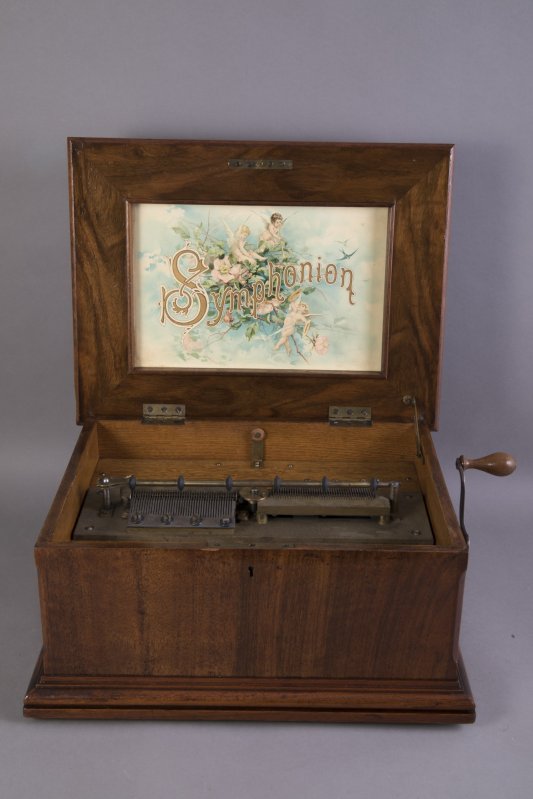 Cutii muzicale la Muzeul Național de Istorie a României 192805