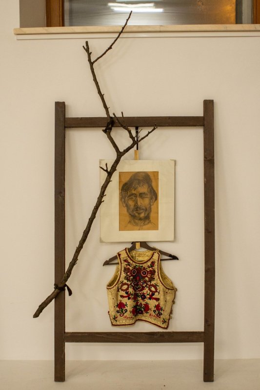 O lume văzută prin fereastra de la parter 192809