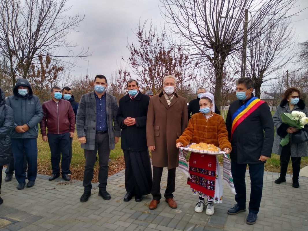 Fostul preşedinte Emil Constantinescu, la mormintele străbunilor din Mischii 192900