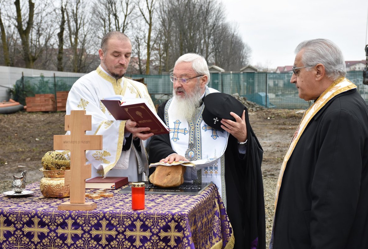 Mitropolitul Andrei a pus piatra de temelie pentru capela Cimitirului Eparhial „Sfântul Lazăr” din Cluj 193185