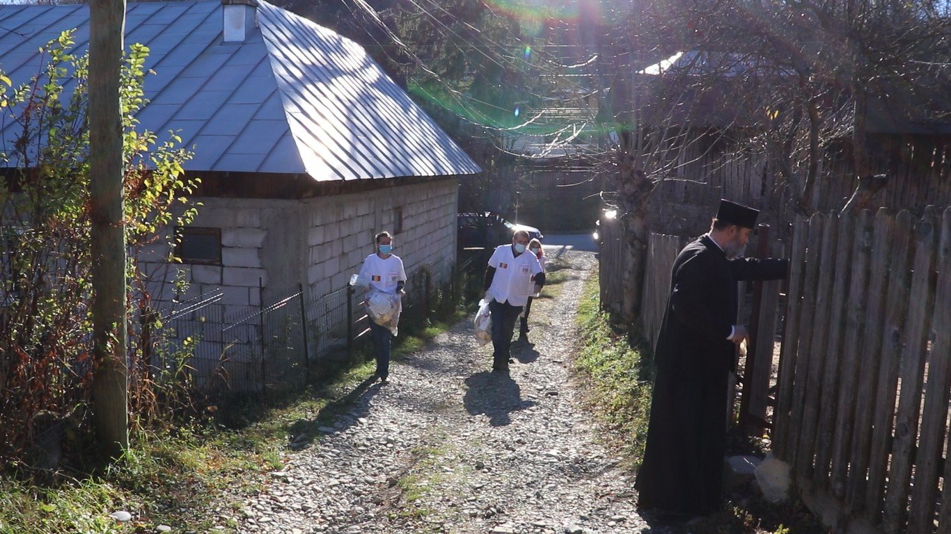 30 de familii prahovene vizitate de voluntarii Paraclisului Catedralei Naționale 193523