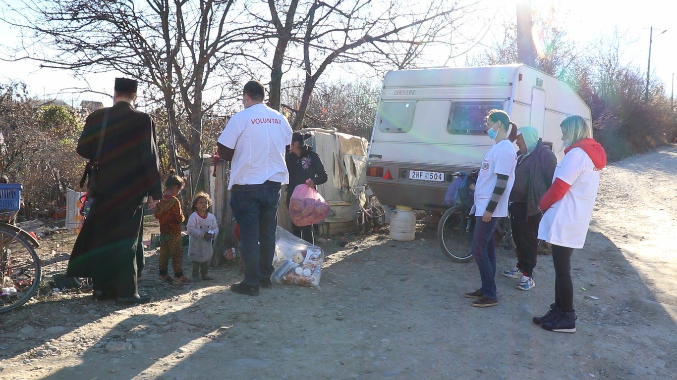 30 de familii prahovene vizitate de voluntarii Paraclisului Catedralei Naționale 193524